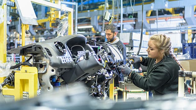 Arbeiter an der Maschine
