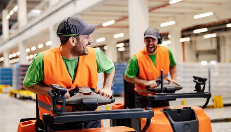 Staplerfahrer-zusammen-spaß-haben