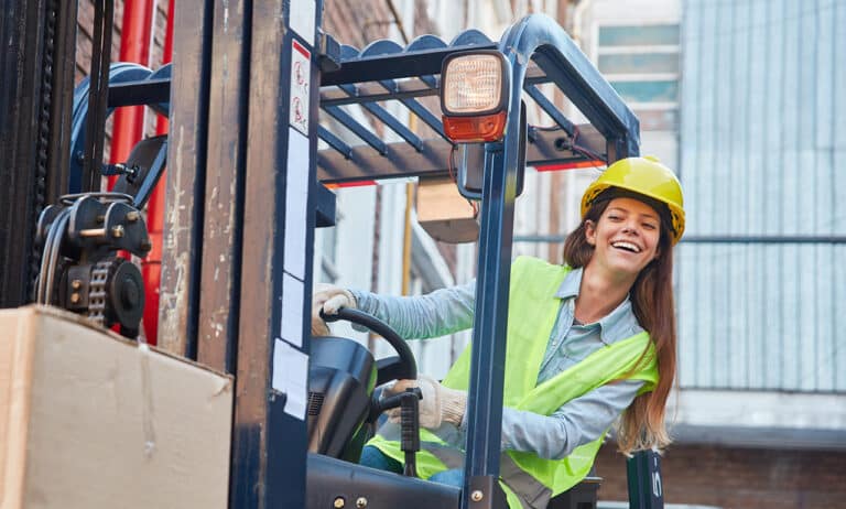 Staplerfahrer-Spass-bei-der-Arbeit